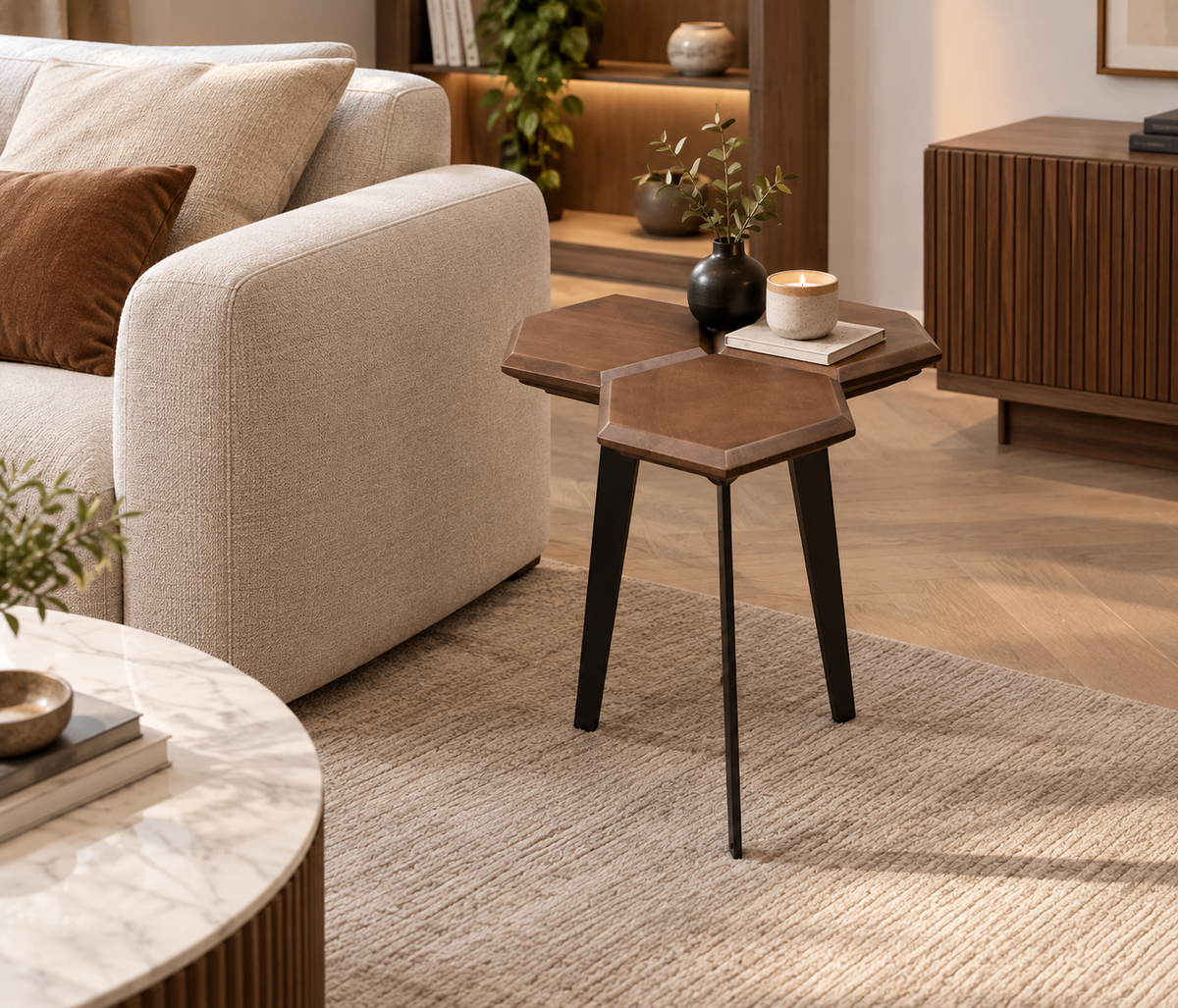 Table d’appoint en bois à trois plateaux hexagonaux, présentée dans un salon moderne.