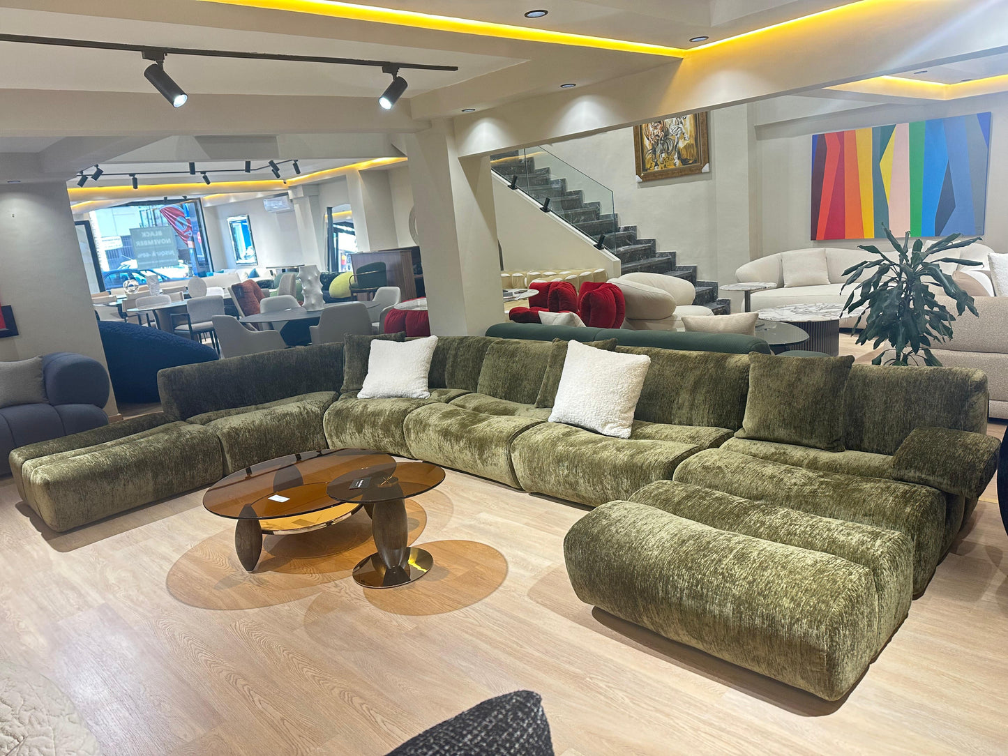 Canapé arrondi en forme de U, modulable, en tissu premium, design moderne et confortable.