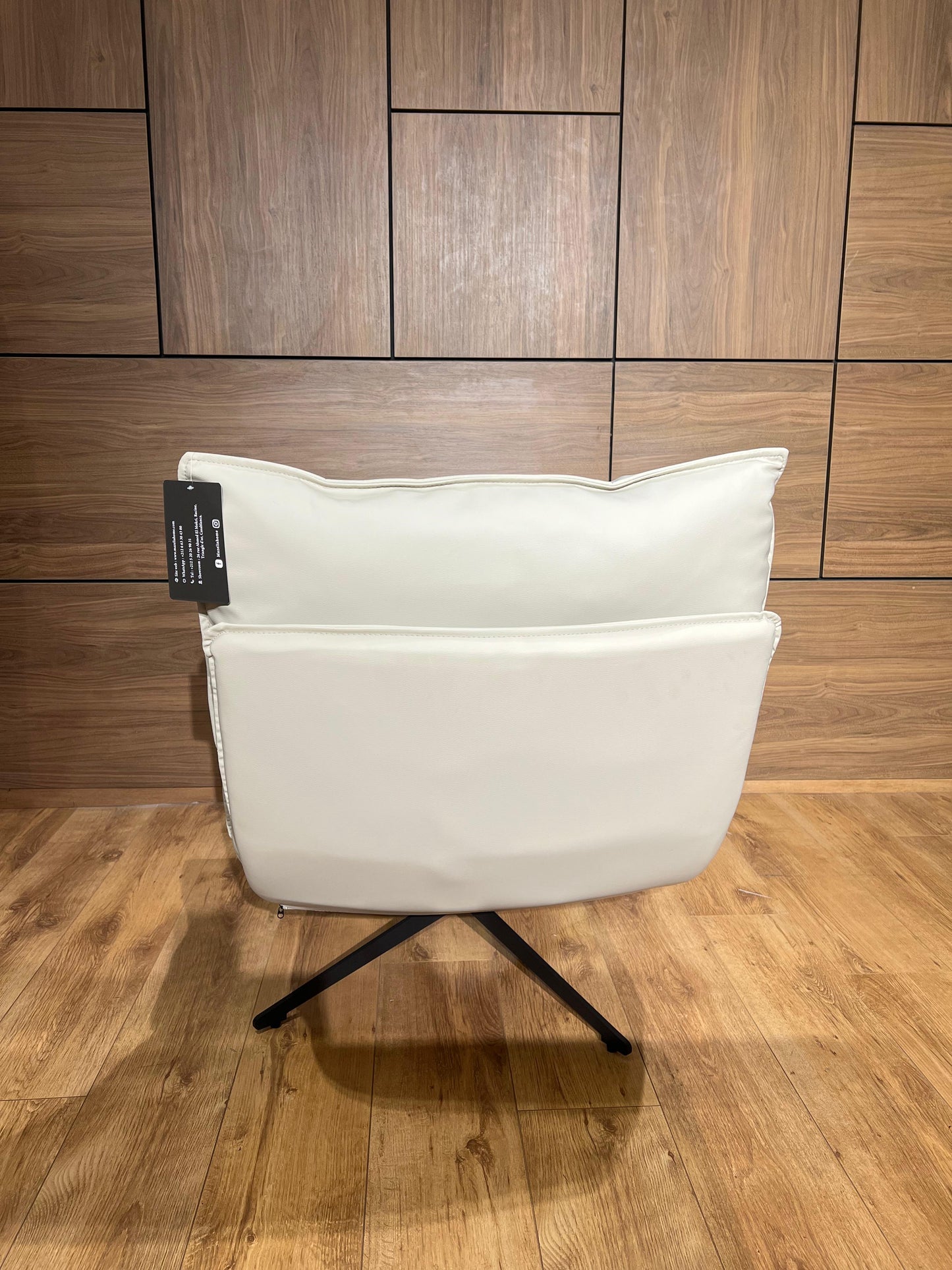 Bergère moderne en similicuir avec structure métallique élégante pour salon contemporain.