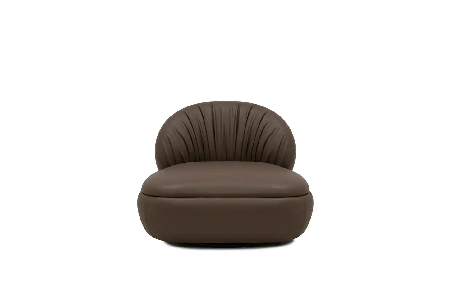 Fauteuil bergère au design arrondi en cuir , avec un dossier plissé.