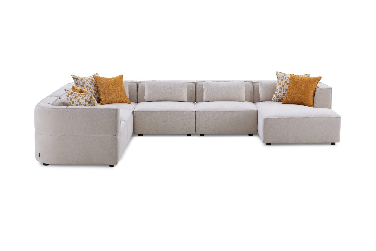 Canapé panoramique moderne beige avec assise spacieuse, coussins décoratifs moutarde et design contemporain pour salon élégant.