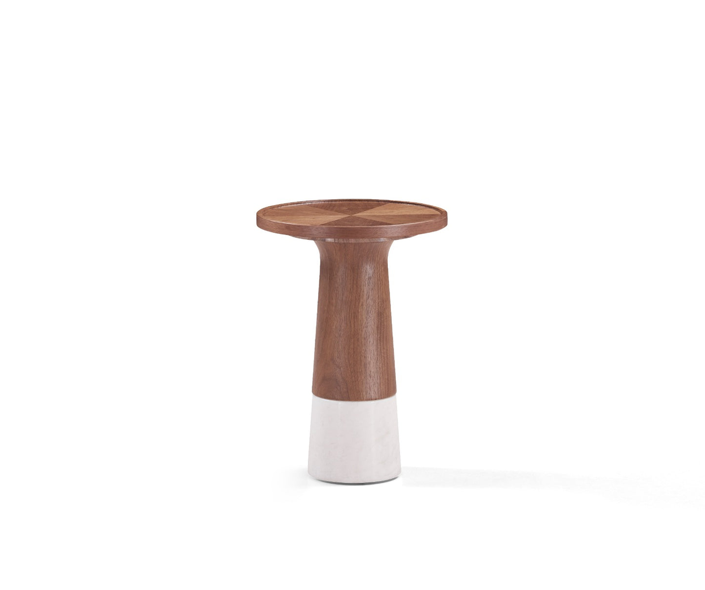 Table basse ronde en bois et marbre avec plateau à motif géométrique, installée dans un salon moderne