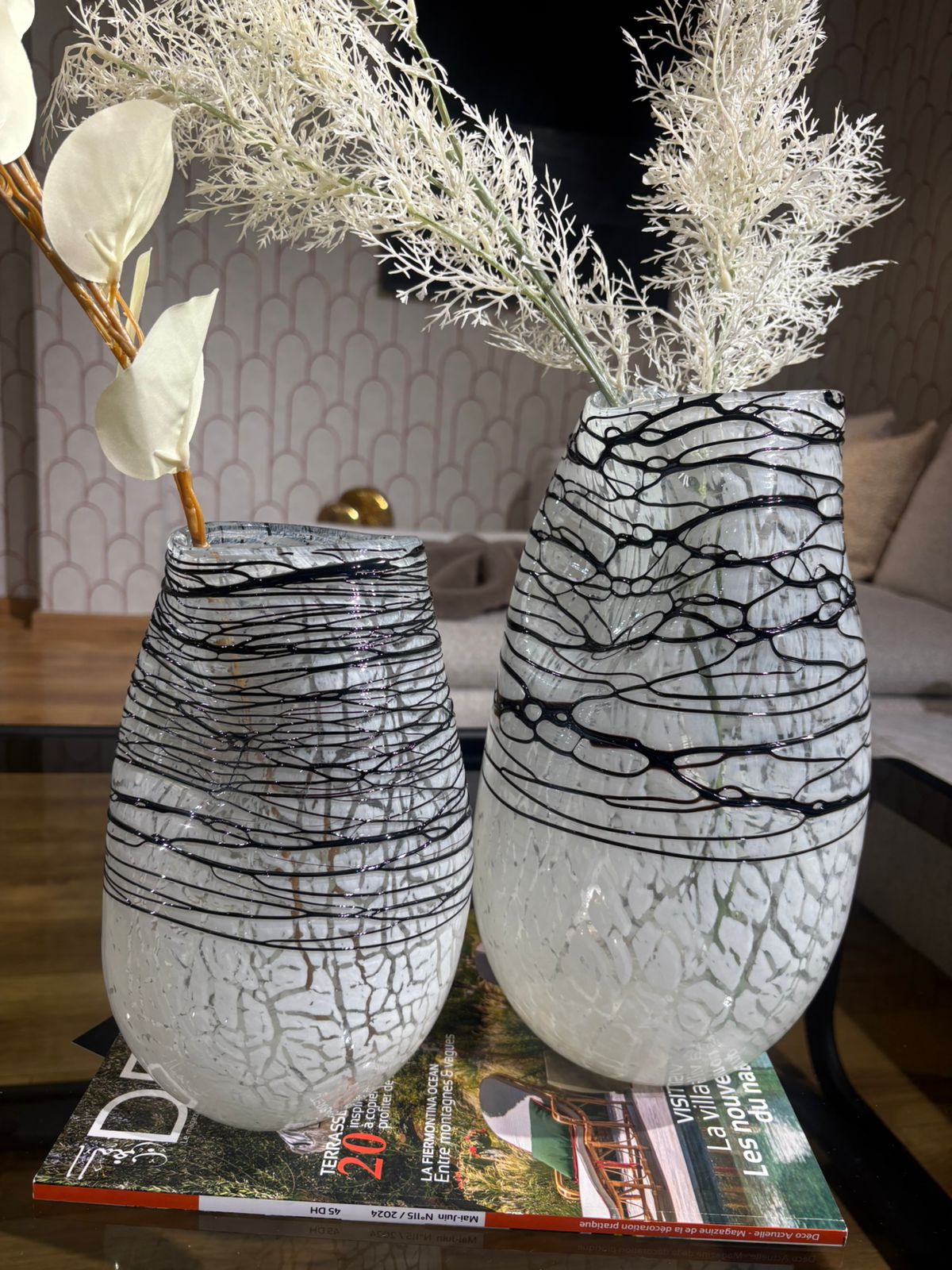 Duo de vases décoratifs en verre blanc craquelé avec motifs noirs, design moderne avec branches décoratives, idéal pour salon élégant.