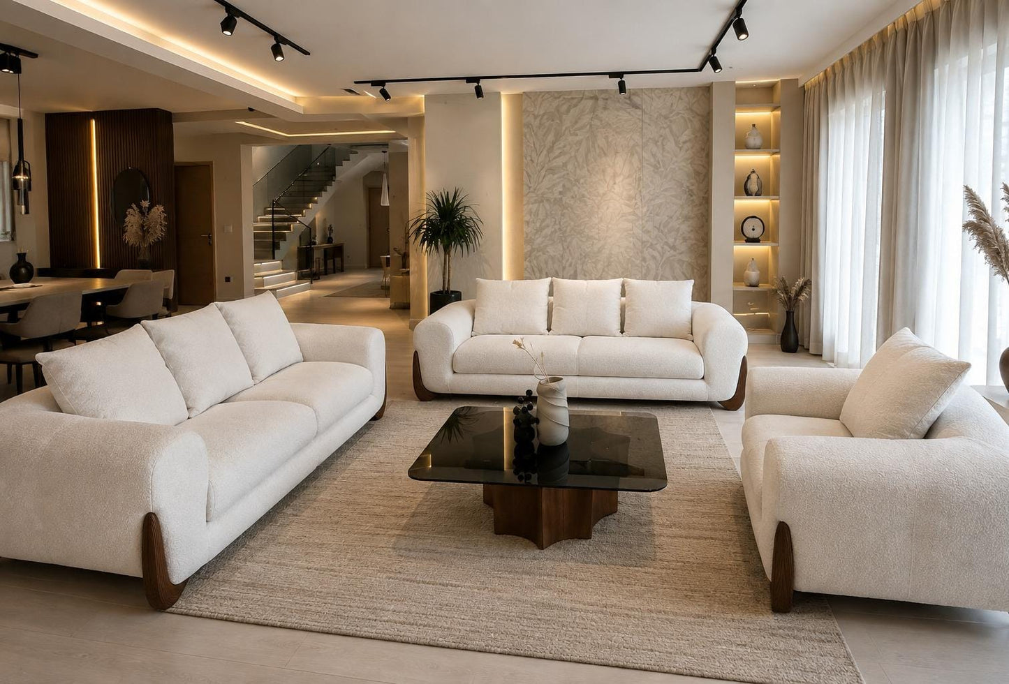 Canapé moderne confortable avec pieds en bois dans un salon contemporain