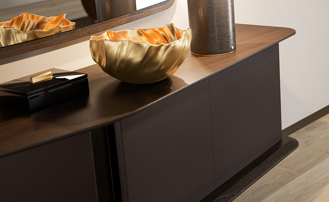 Ajoutez une touche de modernité et de confort à votre espace de vie avec notre chaise en laiton et tissu haut de gamme chez Mazelia Home"