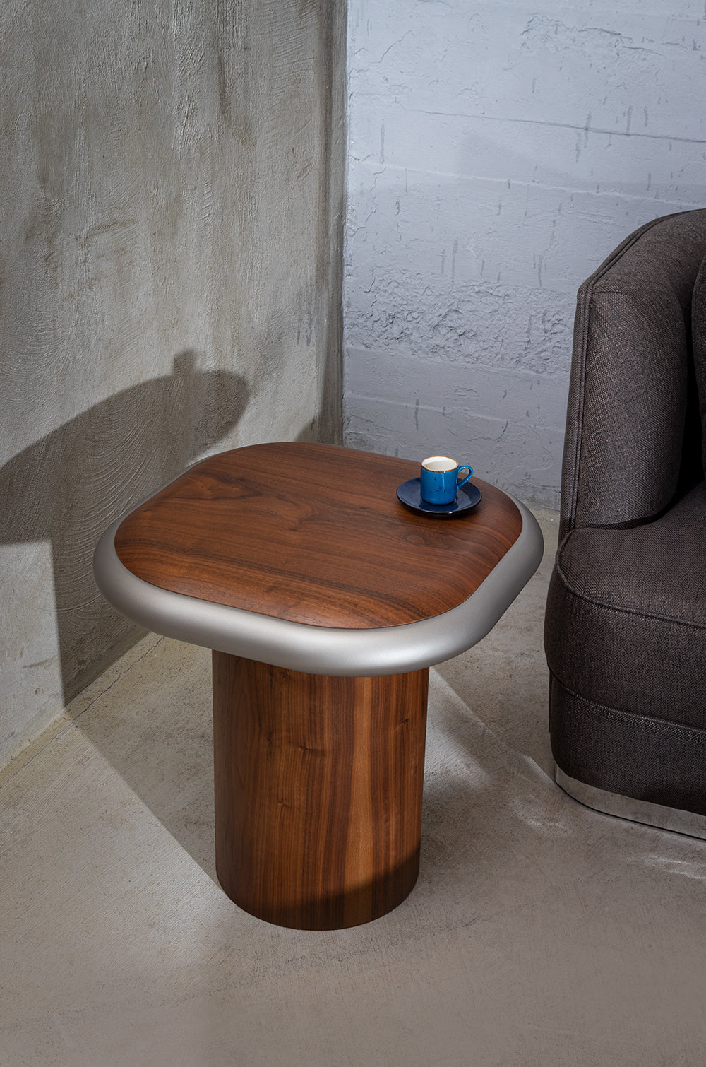 Table d'appoint class en noyer massif