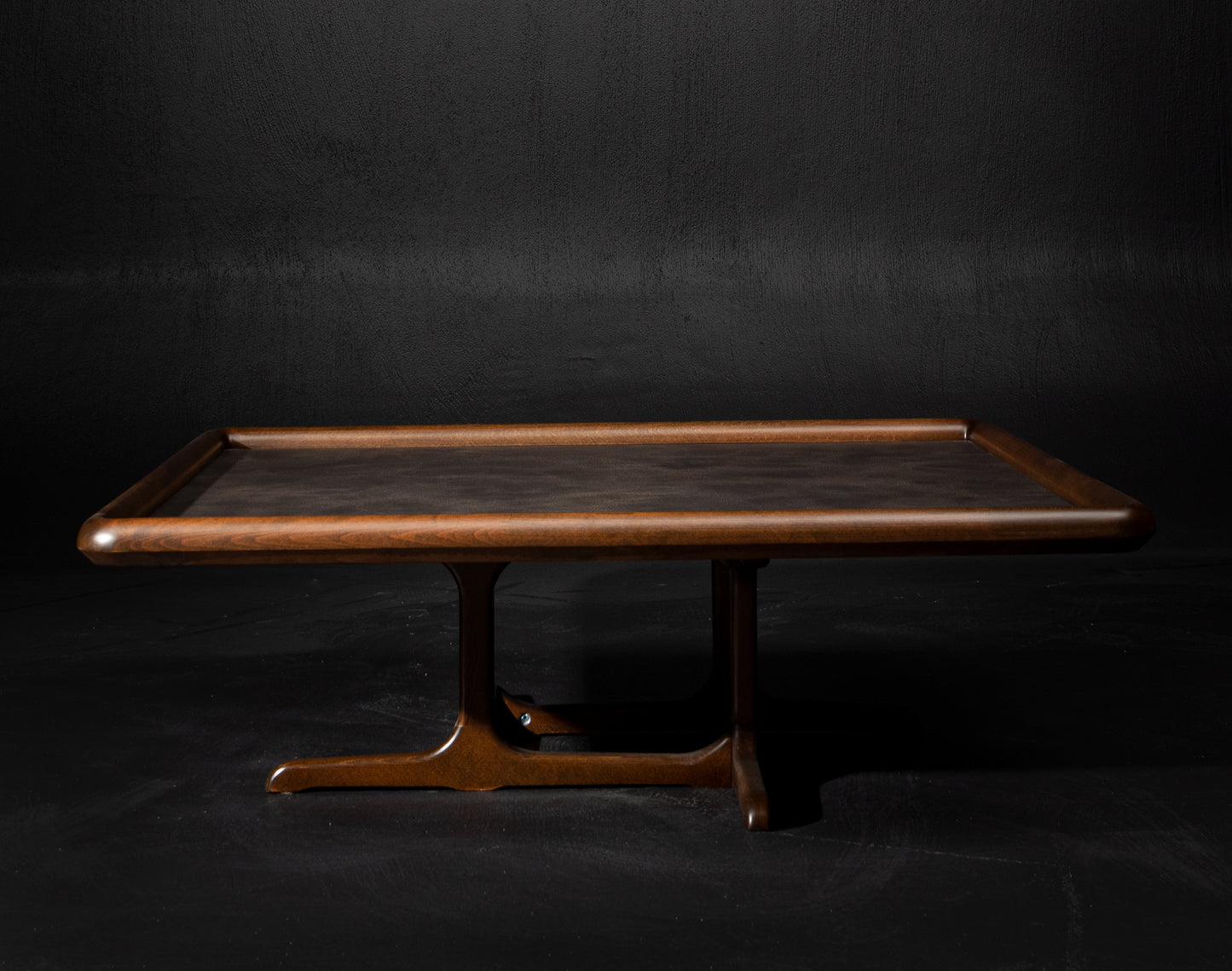 Table basse Modest Carré en Noyer Américain et cuir