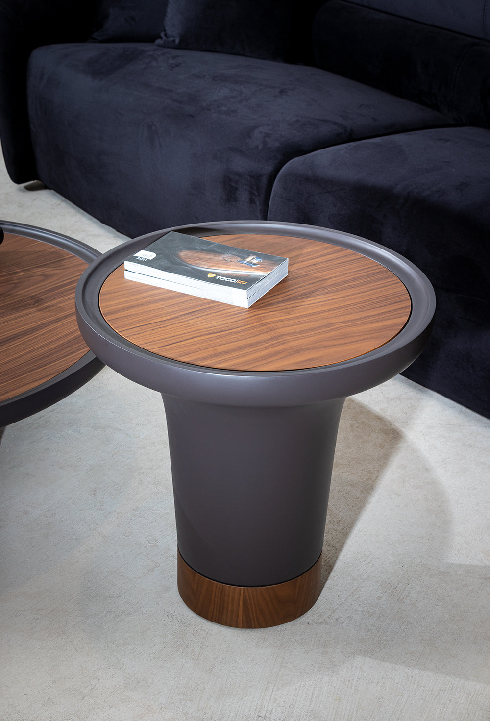 Table d'appoint Point en noyer et bois laqué