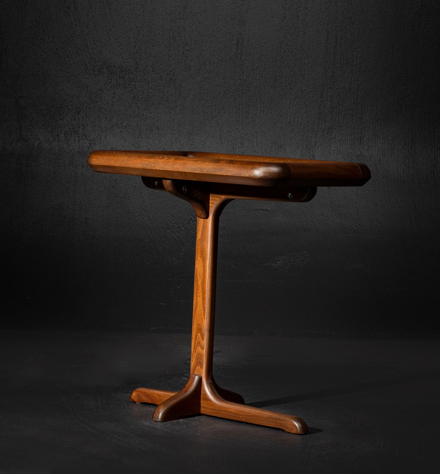 Table d'appoint modest en Noyer Américain et cuir