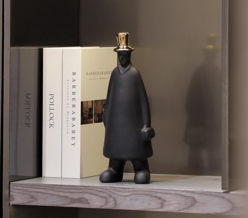 Sculpture décorative moderne silhouette noire avec chapeau doré design minimaliste pour intérieur élégant