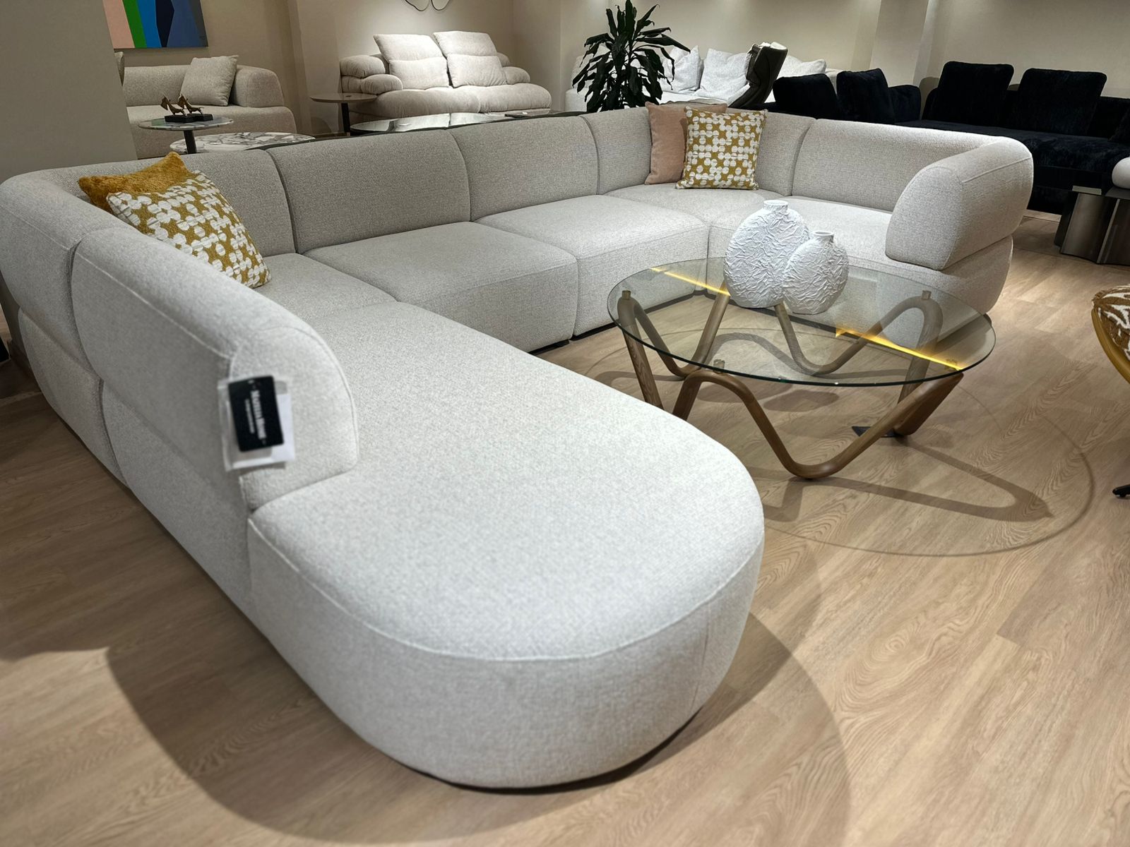 Canapé en forme de U moderne et confortable, au design arrondi et spacieux, parfait pour un salon convivial et élégant.