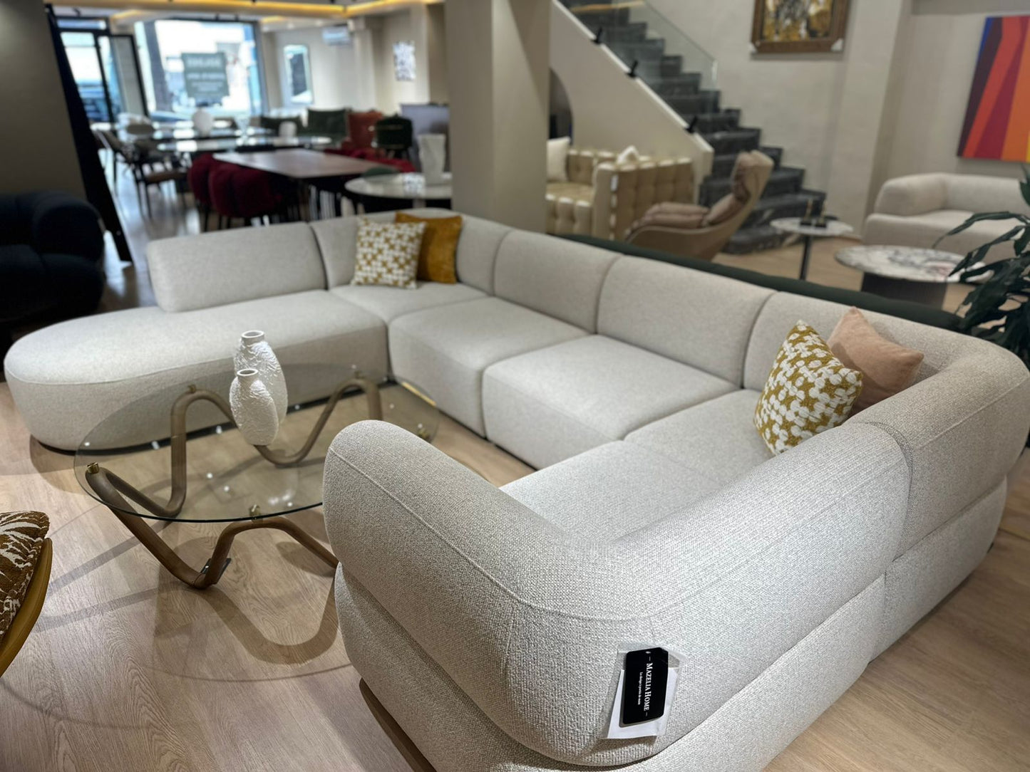 Canapé en forme de U moderne et confortable, au design arrondi et spacieux, parfait pour un salon convivial et élégant.