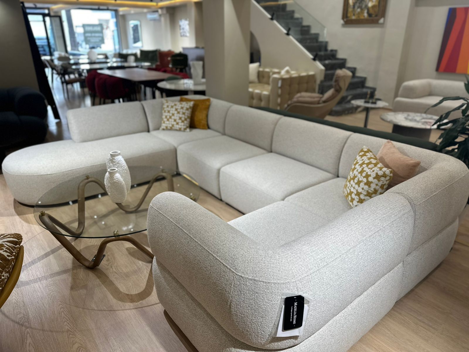 Canapé en forme de U moderne et confortable, au design arrondi et spacieux, parfait pour un salon convivial et élégant.