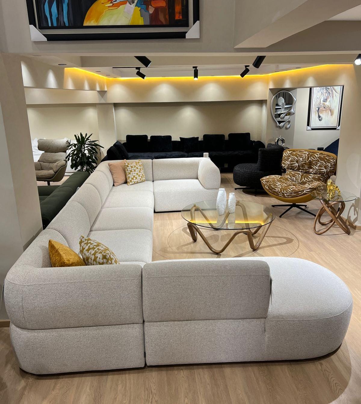 Canapé en forme de U moderne et confortable, au design arrondi et spacieux, parfait pour un salon convivial et élégant.
