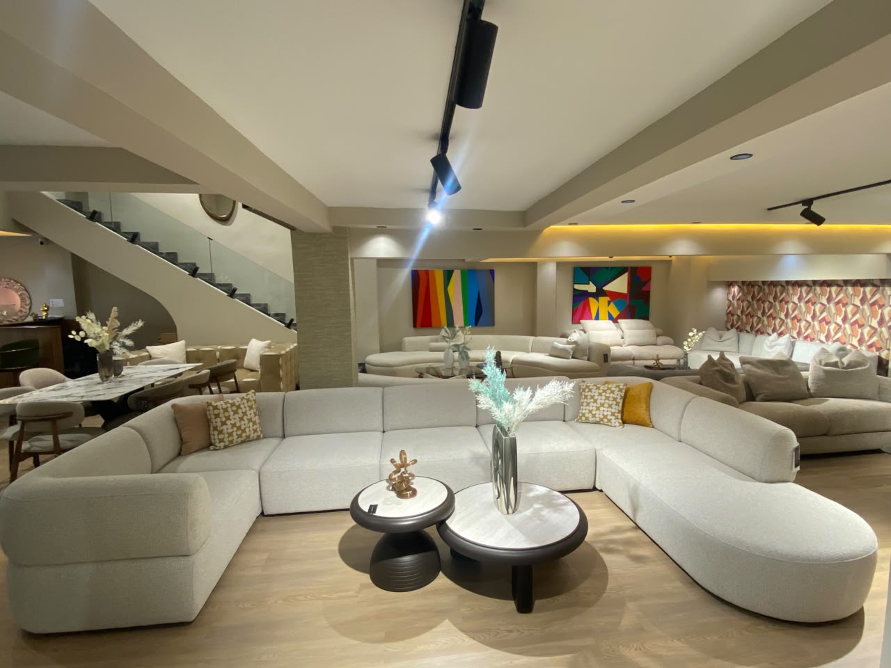 Canapé en forme de U moderne et confortable, au design arrondi et spacieux, parfait pour un salon convivial et élégant.