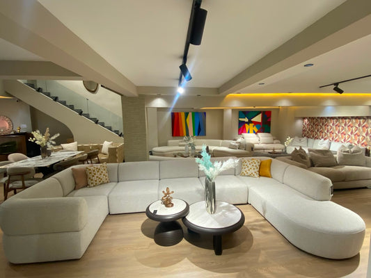 Canapé en forme de U moderne et confortable, au design arrondi et spacieux, parfait pour un salon convivial et élégant.