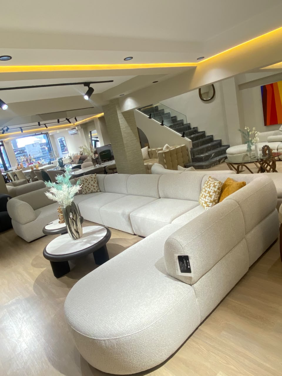 Canapé en forme de U moderne et confortable, au design arrondi et spacieux, parfait pour un salon convivial et élégant.