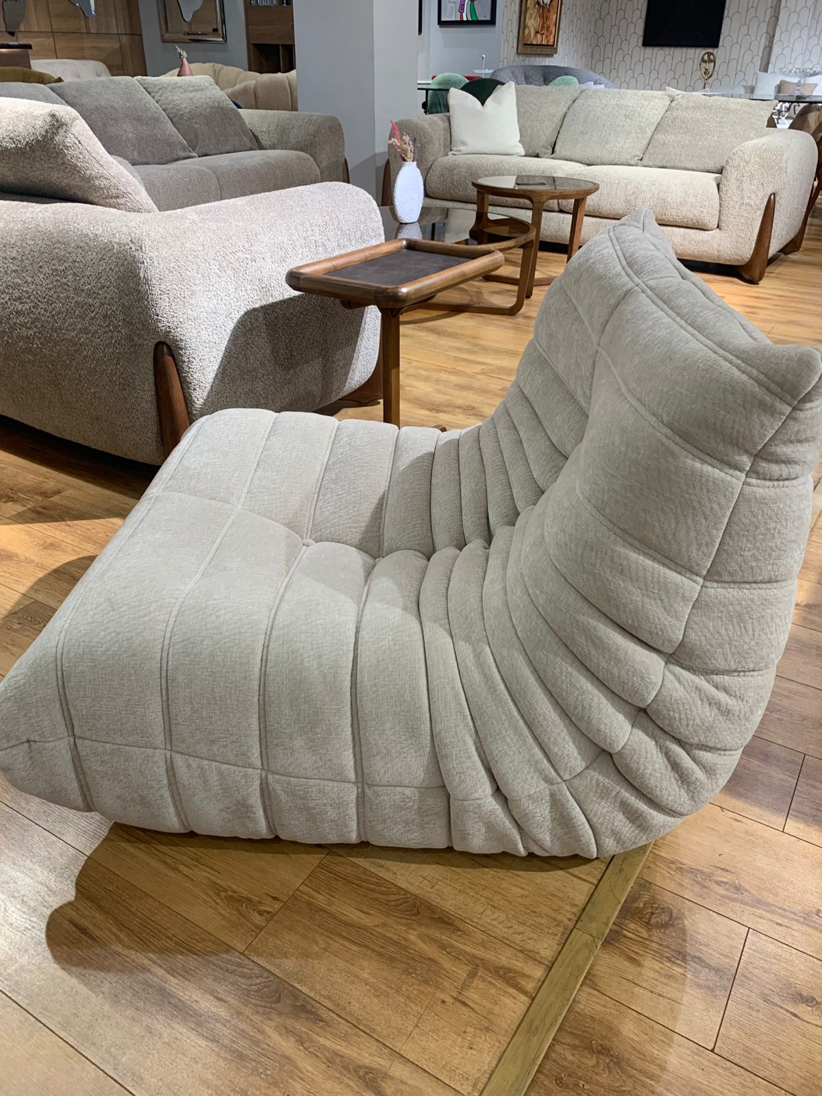  Fauteuil capitonné avec couture plissée et assise large, style contemporain. 