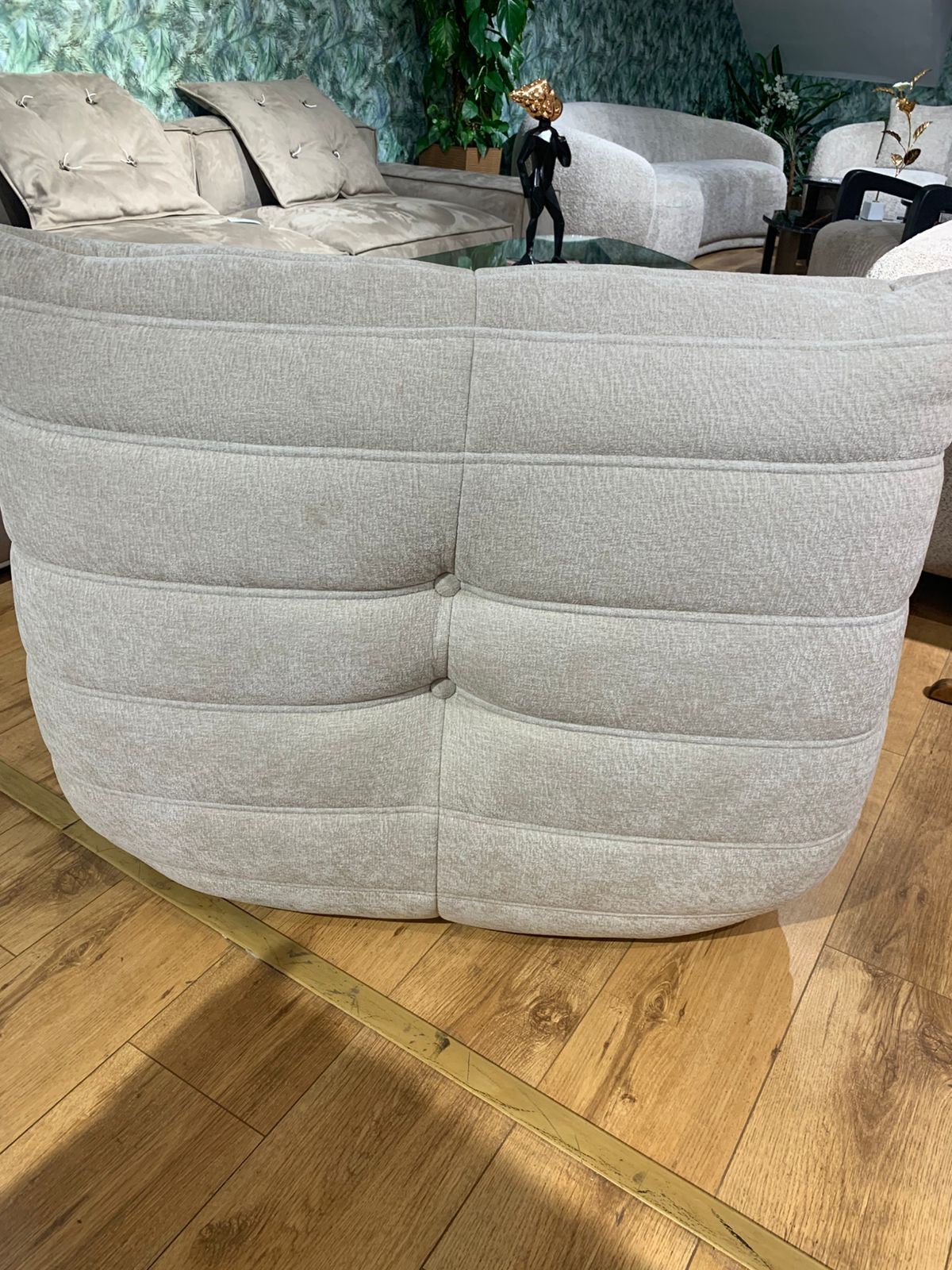  Fauteuil capitonné avec couture plissée et assise large, style contemporain.