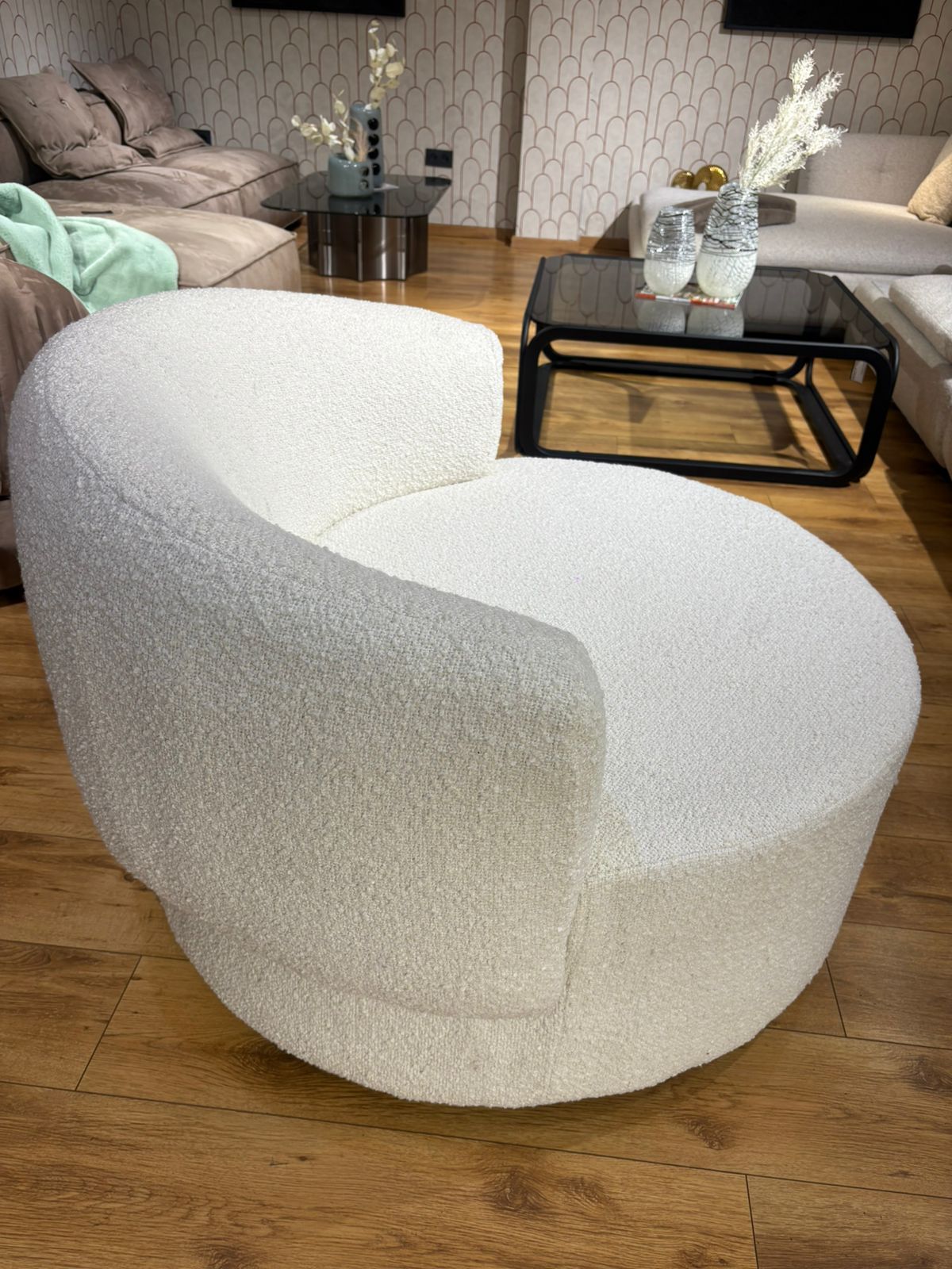 Bergère moderne blanche en tissu bouclette avec design arrondi et assise confortable pour salon contemporain.