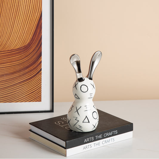 Statue décorative lapin moderne blanc et noir avec oreilles chromées pour décoration intérieure.