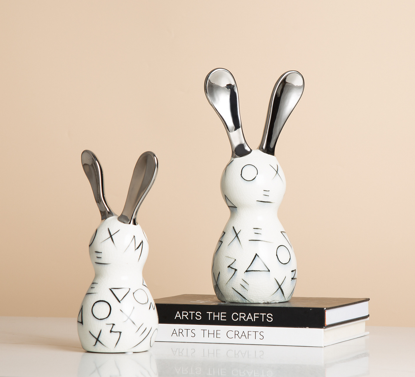Statue décorative lapin moderne blanc et noir avec oreilles chromées pour décoration intérieure.
