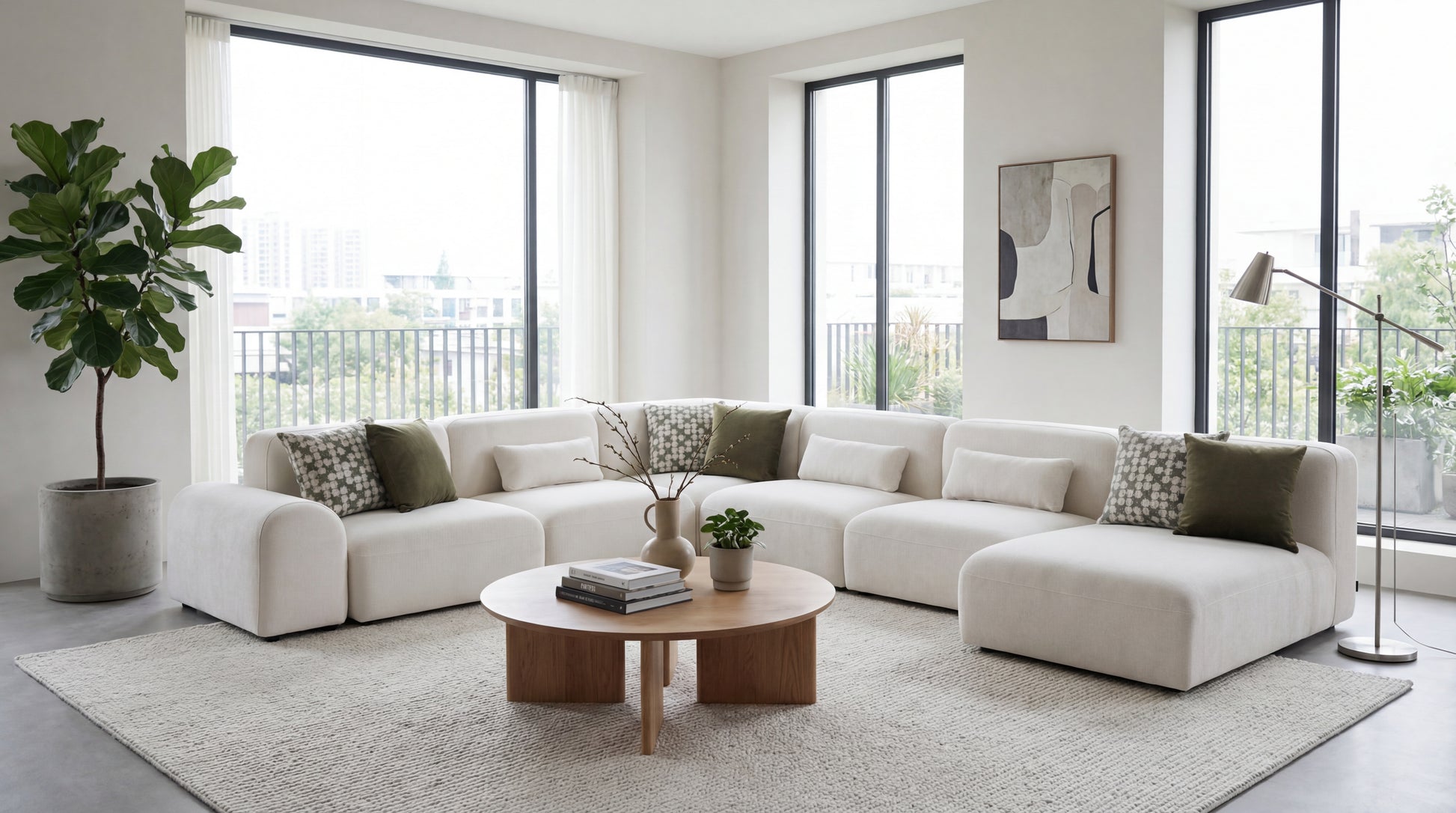Canapé d’angle modulable moderne en tissu beige avec coussins décoratifs, design contemporain et assise confortable pour salon élégant.