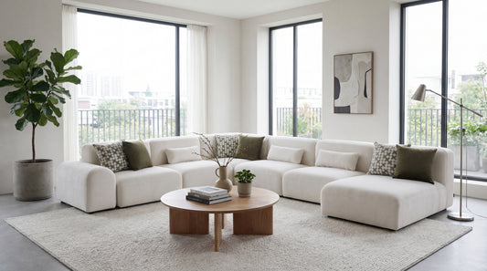 Canapé d’angle modulable moderne en tissu beige avec coussins décoratifs, design contemporain et assise confortable pour salon élégant.