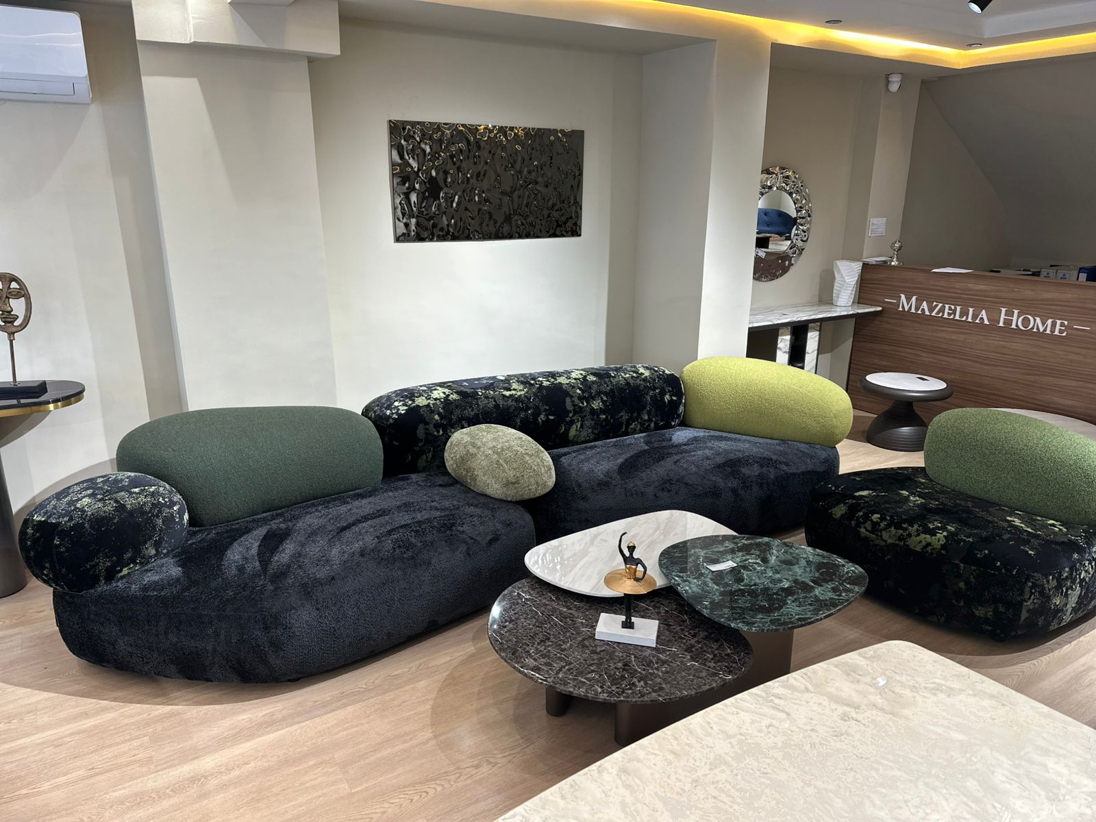 Canapé design aux formes arrondies avec dossier et coussins moelleux, inspiré d’un style contemporain et organique, placé dans un intérieur moderne.