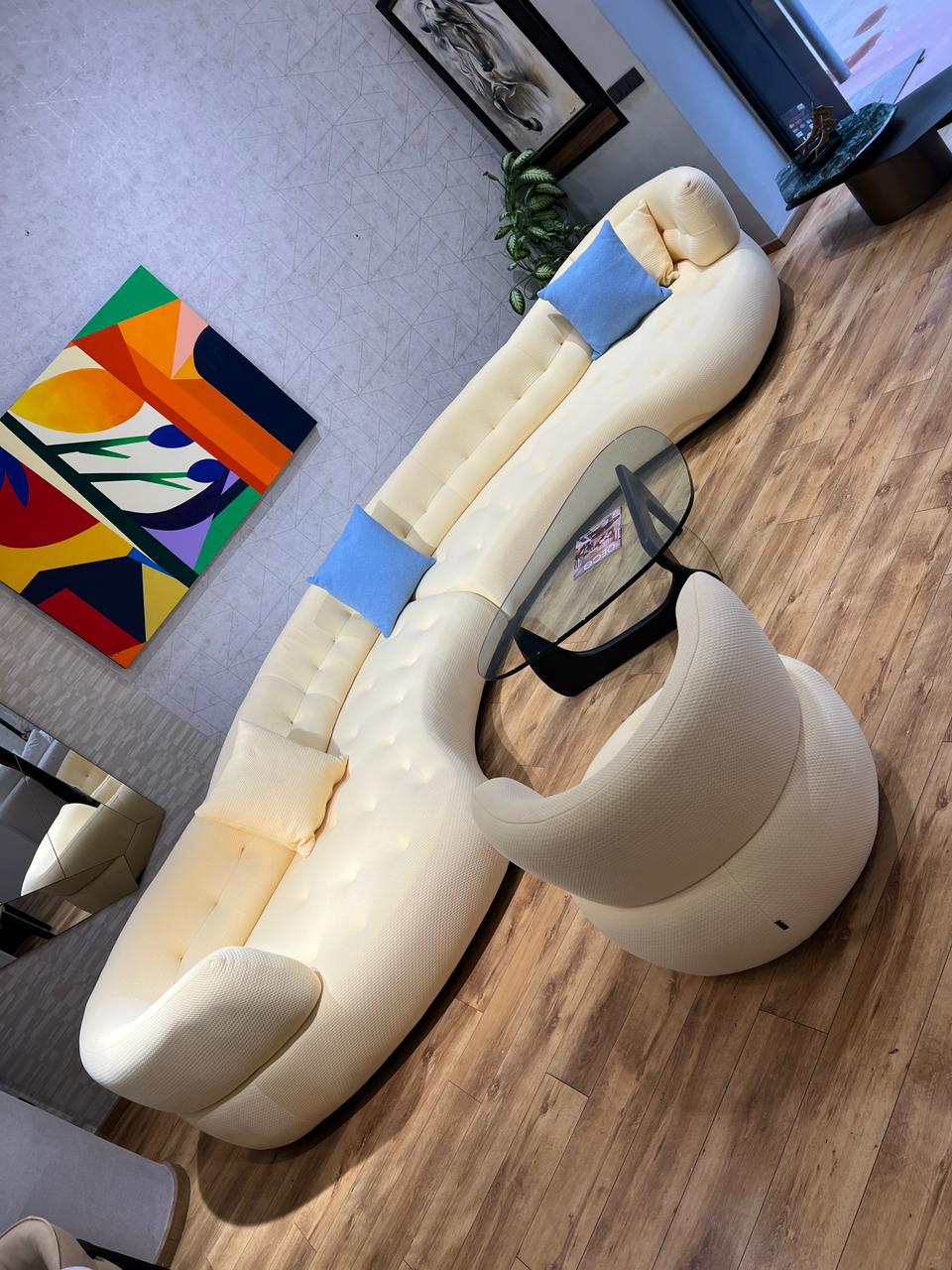 Canapé modulable en tissu clair avec assise large et coussins décoratifs