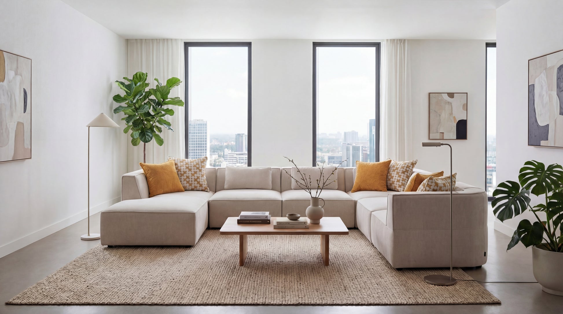 Canapé panoramique moderne beige avec assise spacieuse, coussins décoratifs moutarde et design contemporain pour salon élégant.