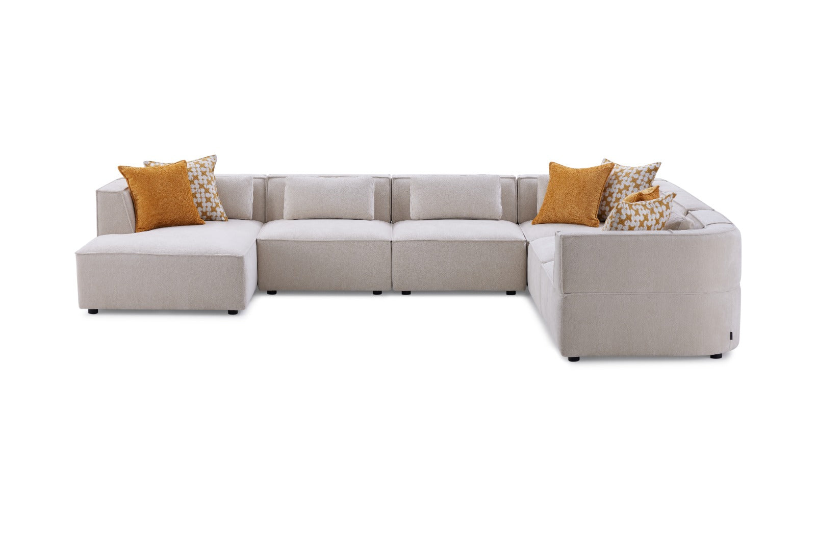 Canapé panoramique moderne beige avec assise spacieuse, coussins décoratifs moutarde et design contemporain pour salon élégant.