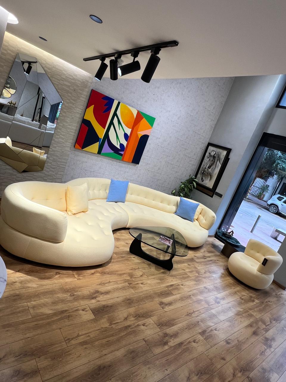 Canapé modulable en tissu clair avec assise large et coussins décoratifs