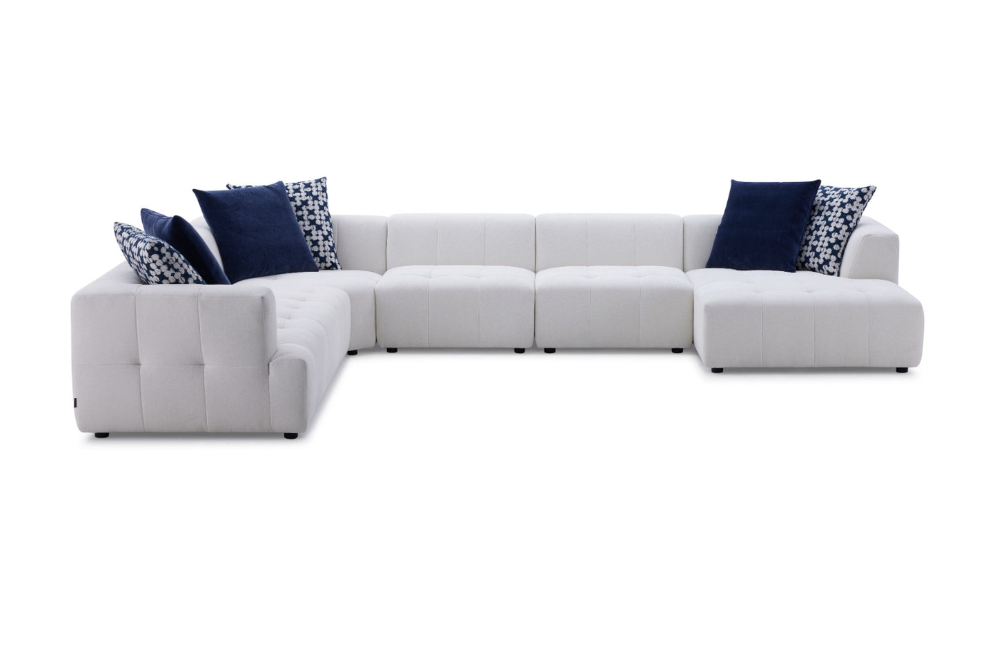 Canapé panoramique moderne blanc avec coussins bleus décoratifs pour salon contemporain.