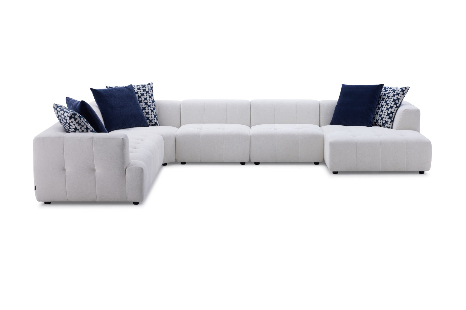 Canapé panoramique moderne blanc avec coussins bleus décoratifs pour salon contemporain.