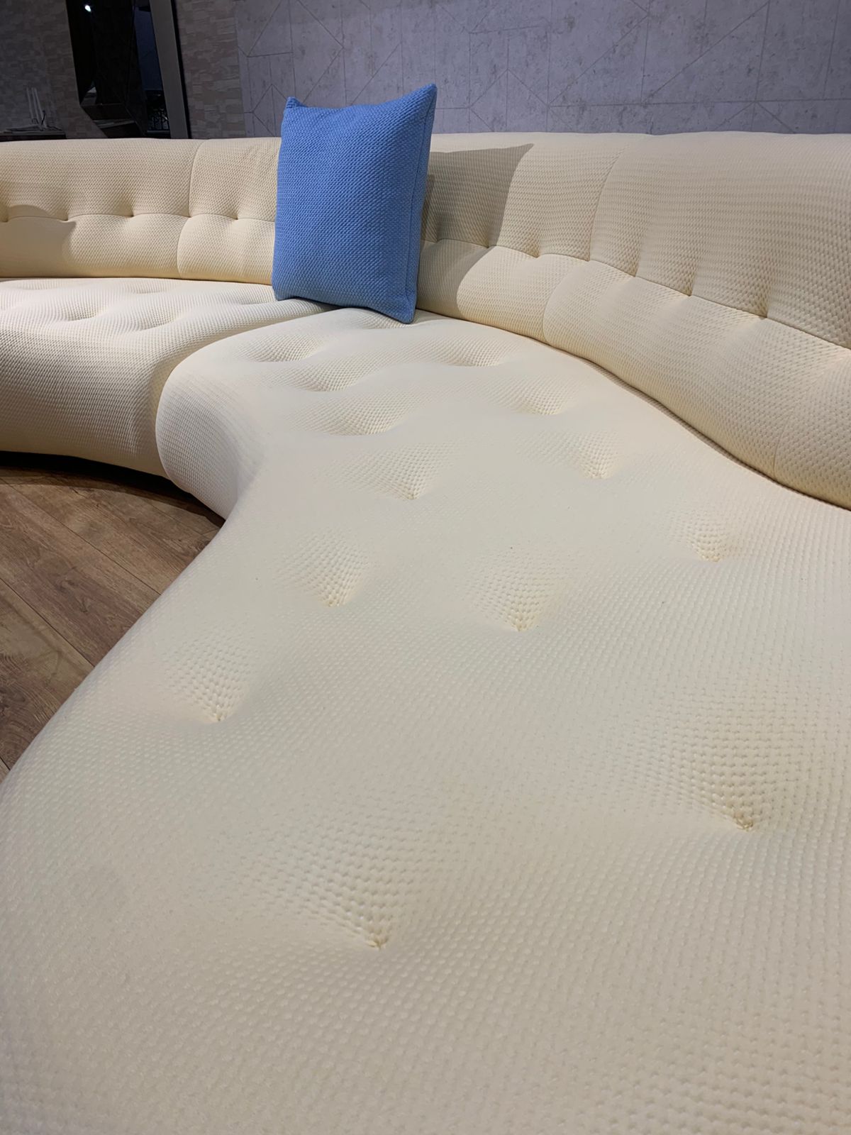 Canapé modulable en tissu clair avec assise large et coussins décoratifs