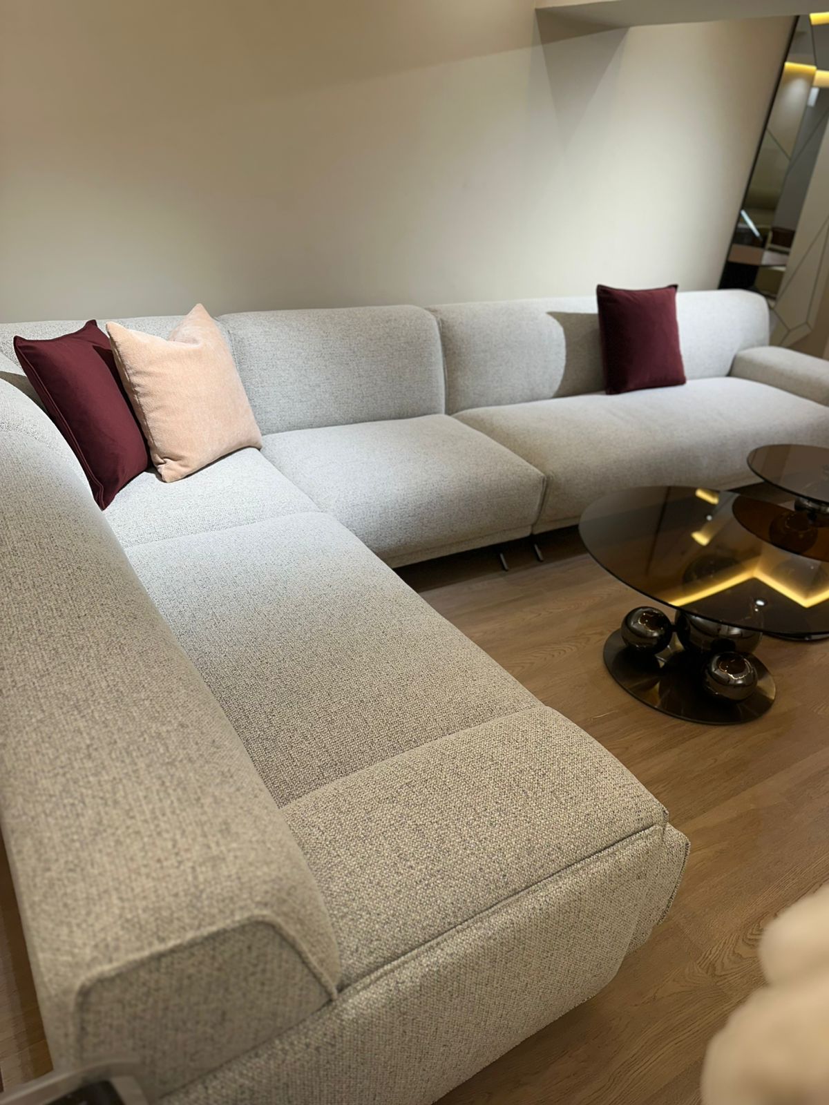 Canapé d’angle moderne avec assise spacieuse et coussins confortables dans un salon contemporain.