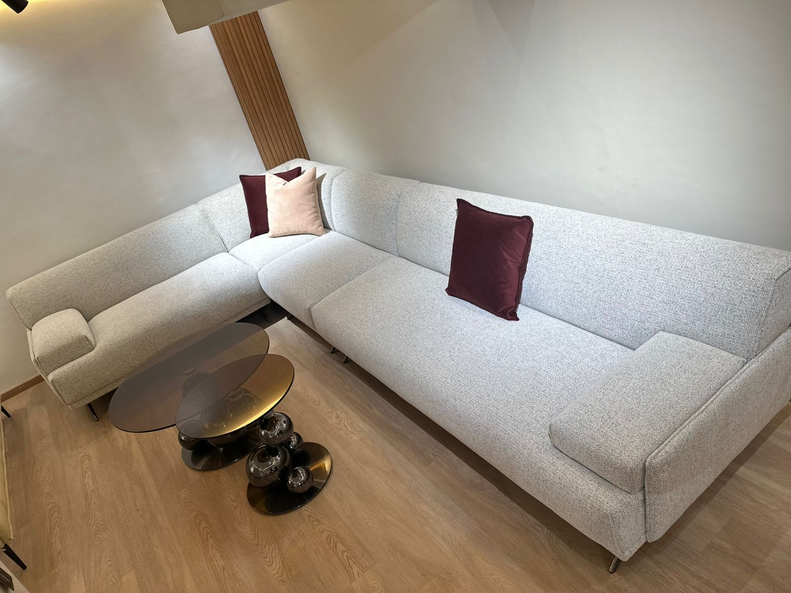 Canapé d’angle moderne avec assise spacieuse et coussins confortables dans un salon contemporain.