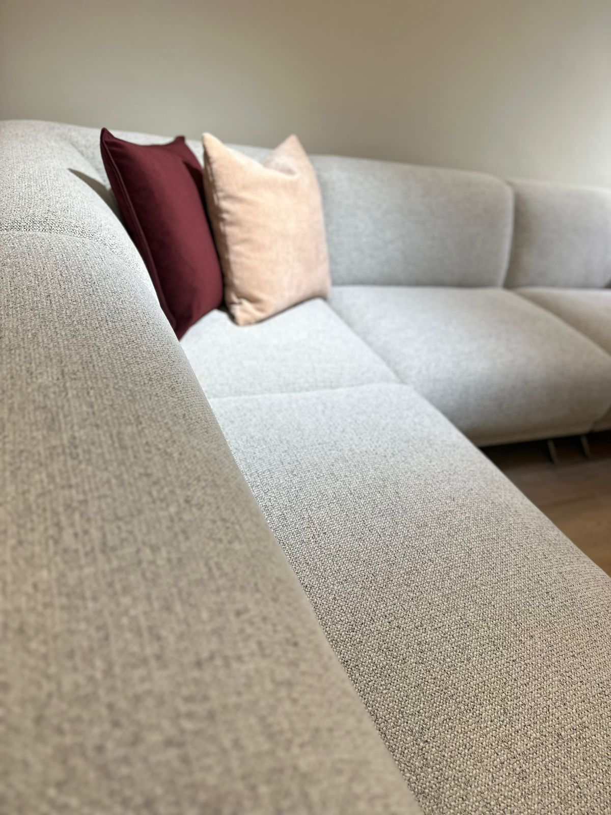 Canapé d’angle moderne avec assise spacieuse et coussins confortables dans un salon contemporain.