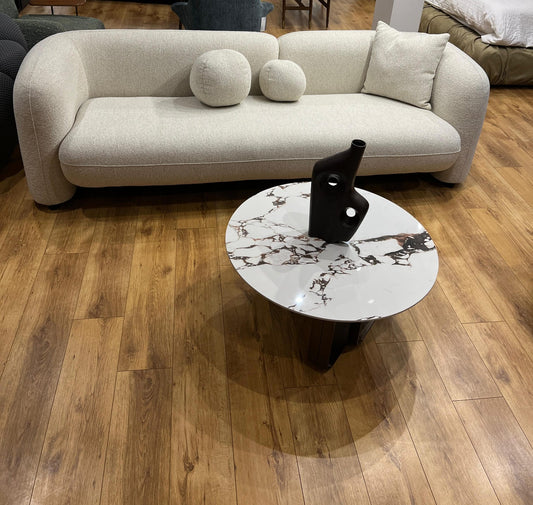 Canapé contemporain en tissu beige avec coussins décoratifs, aux lignes épurées et confortables.