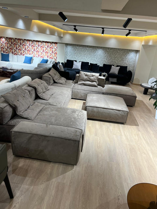 Apportez une touche de raffinement à votre salon avec ce canapé en L moderne, habillé d'un tissu nubuck doux et élégant. Son design épuré et sa structure robuste en bois massif assurent confort et durabilité. Idéal pour les intérieurs contemporains, il offre une assise généreuse et un style intemporel.