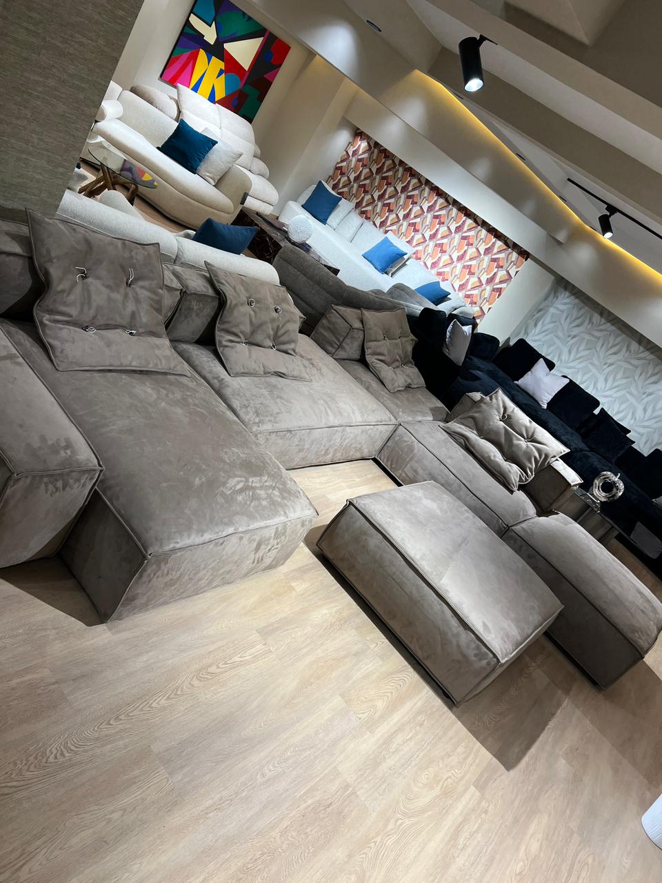 Apportez une touche de raffinement à votre salon avec ce canapé en L moderne, habillé d'un tissu nubuck doux et élégant. Son design épuré et sa structure robuste en bois massif assurent confort et durabilité. Idéal pour les intérieurs contemporains, il offre une assise généreuse et un style intemporel.