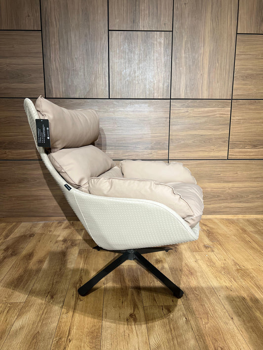 Fauteuil moderne avec dossier ergonomique, assise rembourrée et base pivotante en métal, offrant confort et style contemporain.