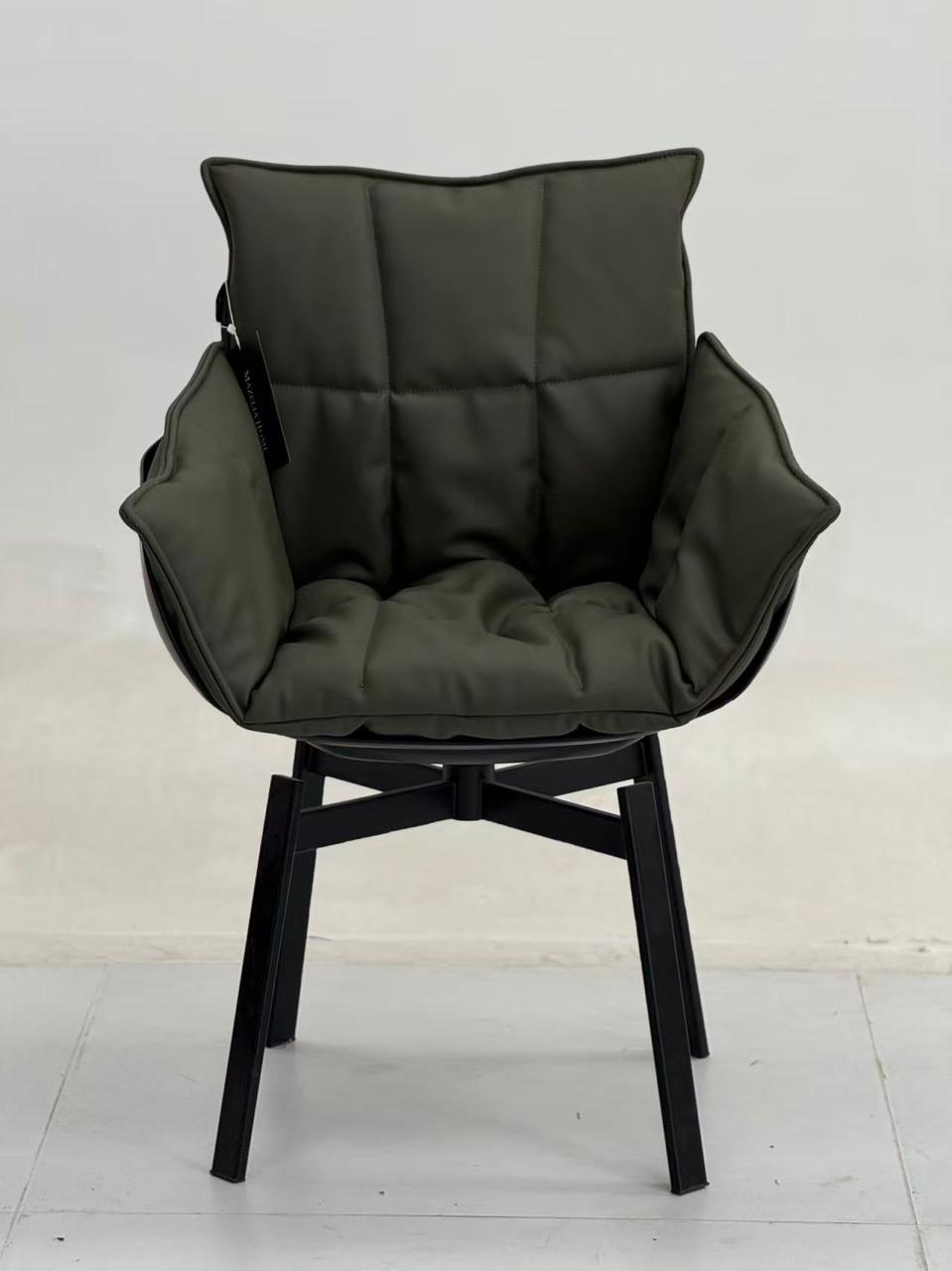 Chaise pivotante rembourrée avec accoudoirs, revêtement textile vert  et piètement noir, design contemporain 