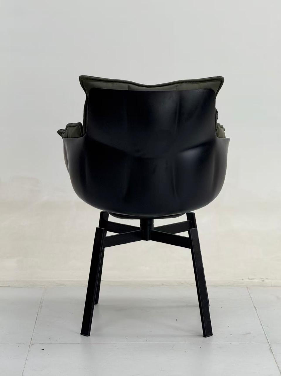 Chaise pivotante rembourrée avec accoudoirs, revêtement textile vert et piètement noir, design contemporain 