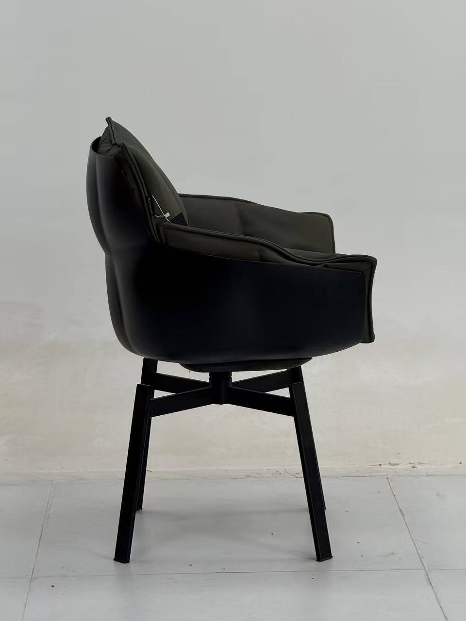 Chaise pivotante rembourrée avec accoudoirs, revêtement textile vert et piètement noir, design contemporain 