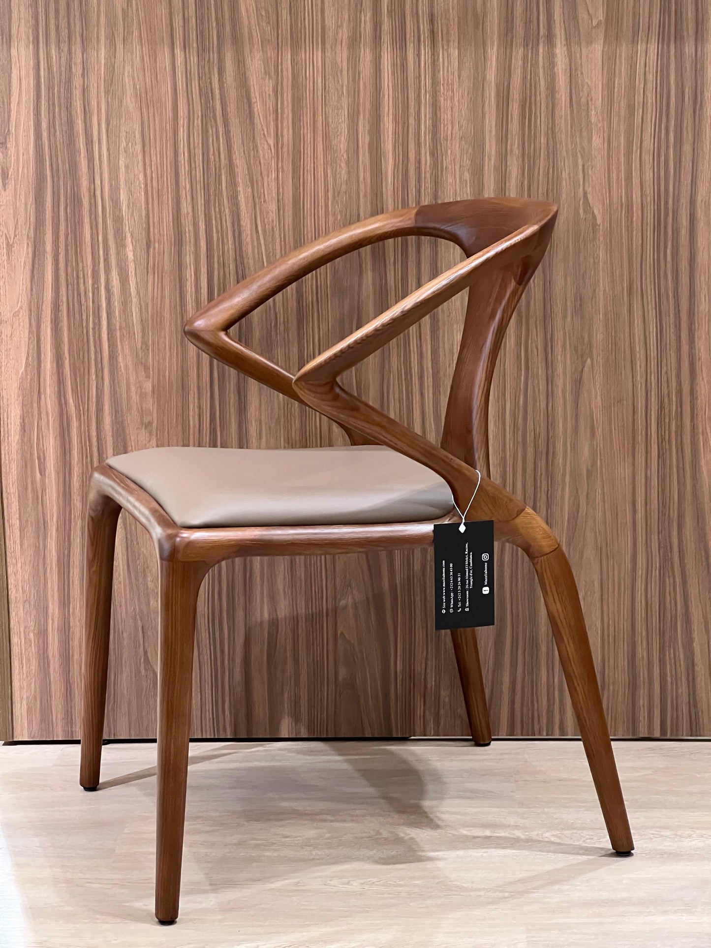 Cette chaise au design élégant combine une structure solide en bois massif et une assise confortable en cuir. Parfaite pour ajouter une touche sophistiquée à tout intérieur, elle offre à la fois durabilité et confort.