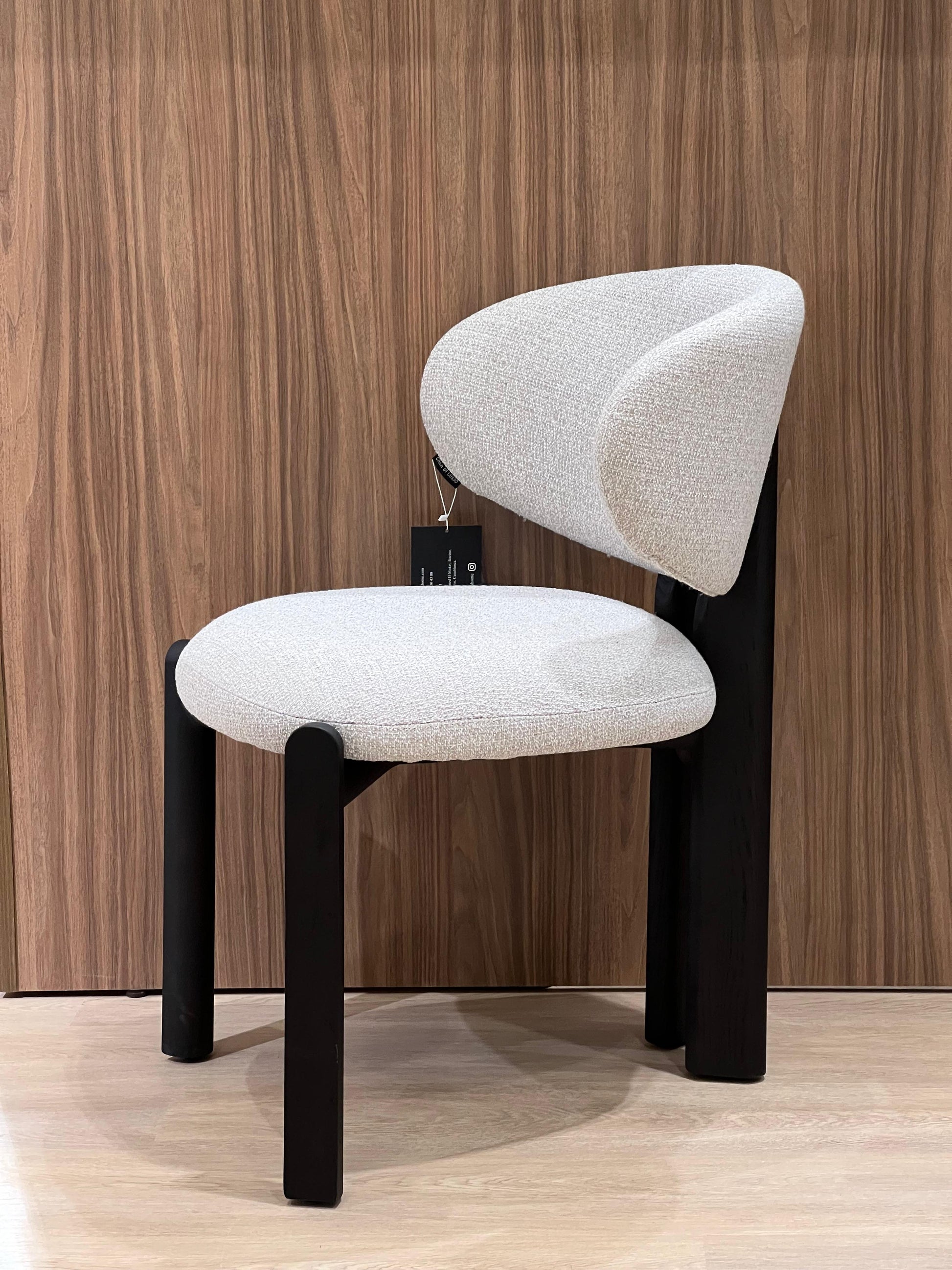 Cette chaise élégante combine un confort exceptionnel avec son assise et dossier en tissu doux, tandis que son piétement en bois noir apporte une touche contemporaine et raffinée à votre espace. Idéale pour tout intérieur moderne.

