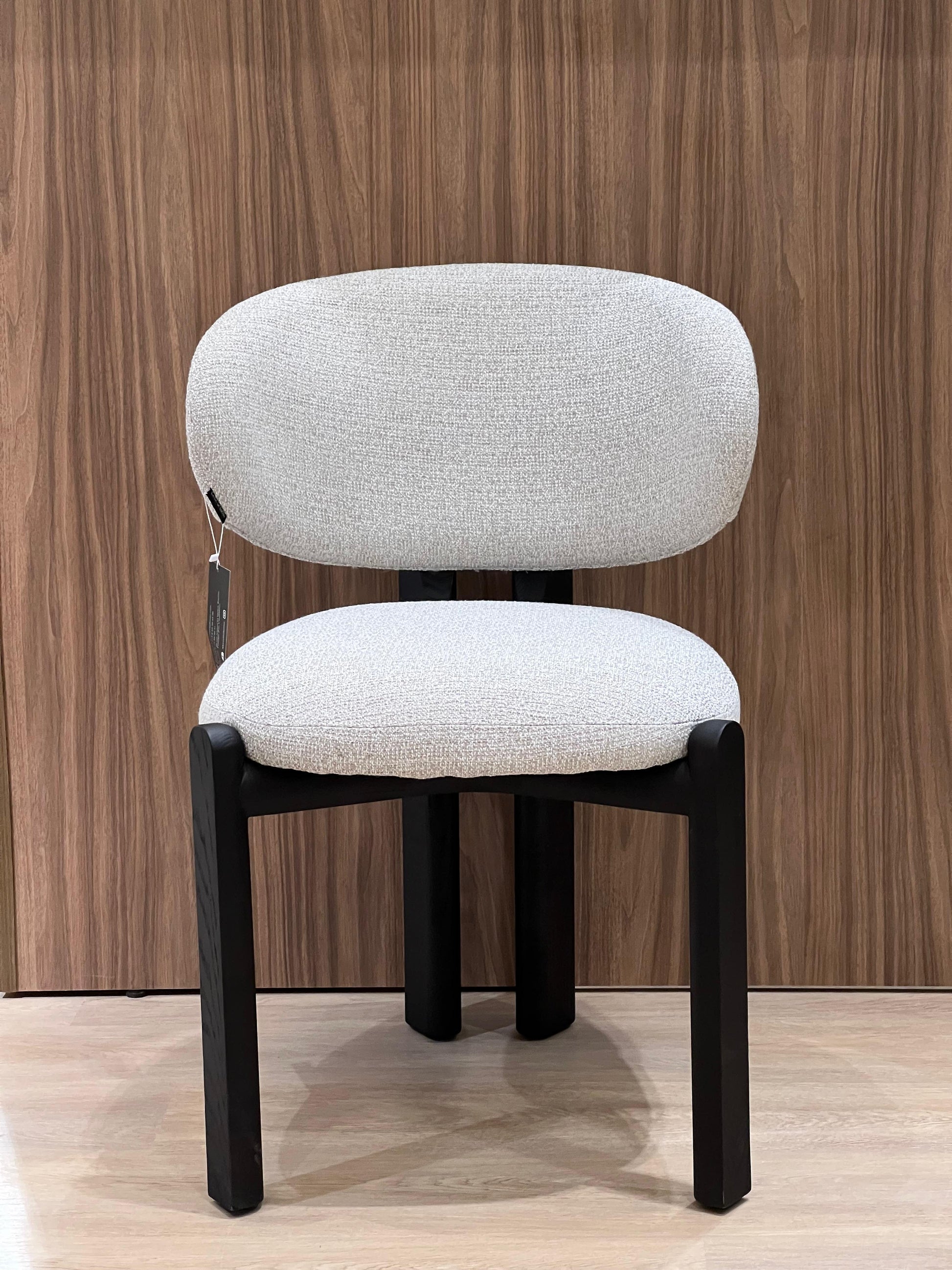 Cette chaise élégante combine un confort exceptionnel avec son assise et dossier en tissu doux, tandis que son piétement en bois noir apporte une touche contemporaine et raffinée à votre espace. Idéale pour tout intérieur moderne.

