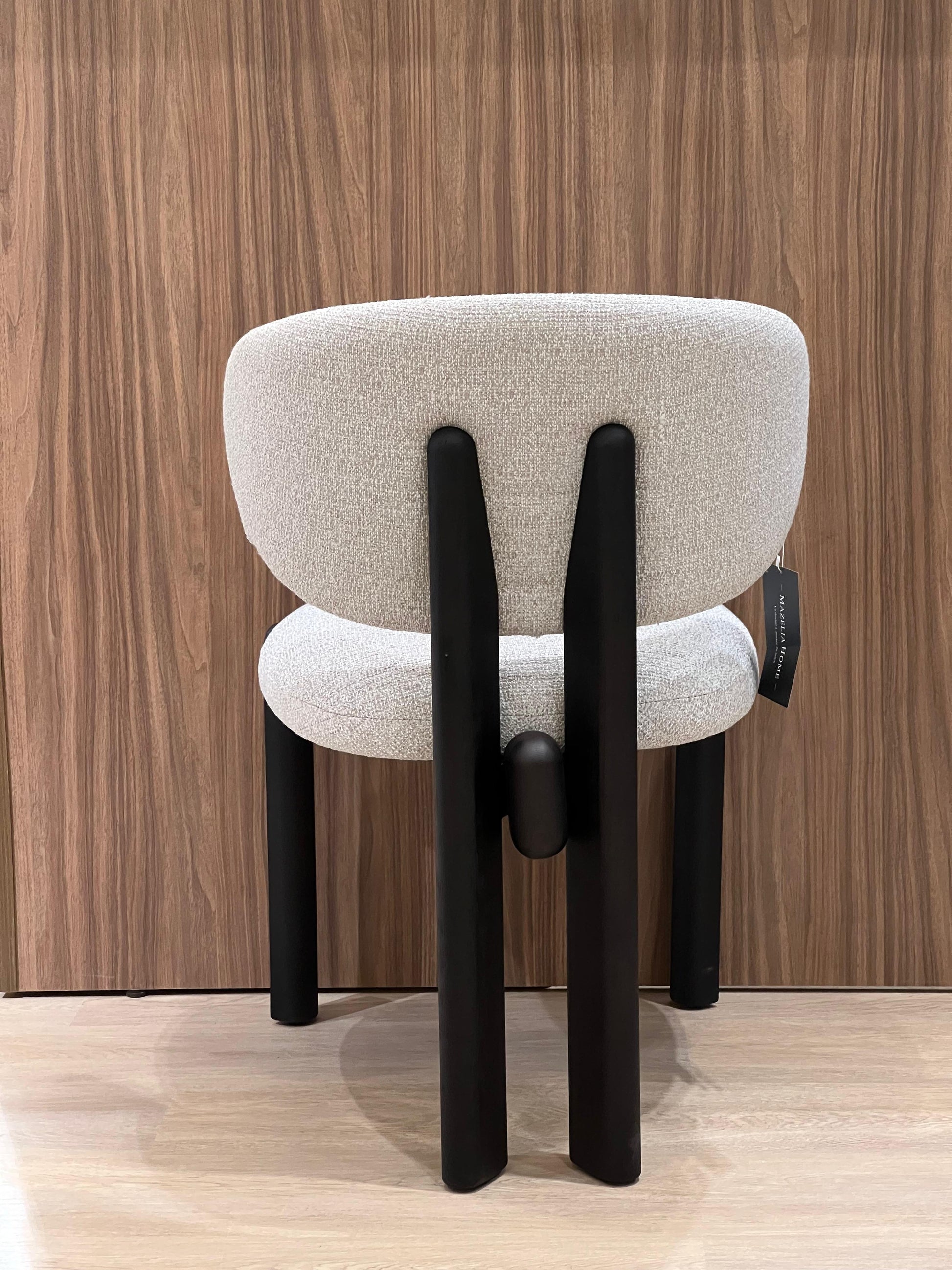 Cette chaise élégante combine un confort exceptionnel avec son assise et dossier en tissu doux, tandis que son piétement en bois noir apporte une touche contemporaine et raffinée à votre espace. Idéale pour tout intérieur moderne.

